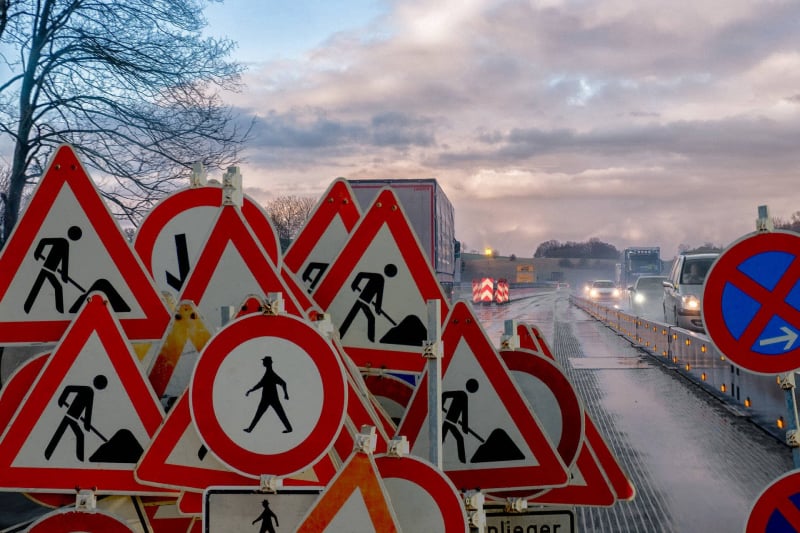 Examen code de la route — forêt de panneaux